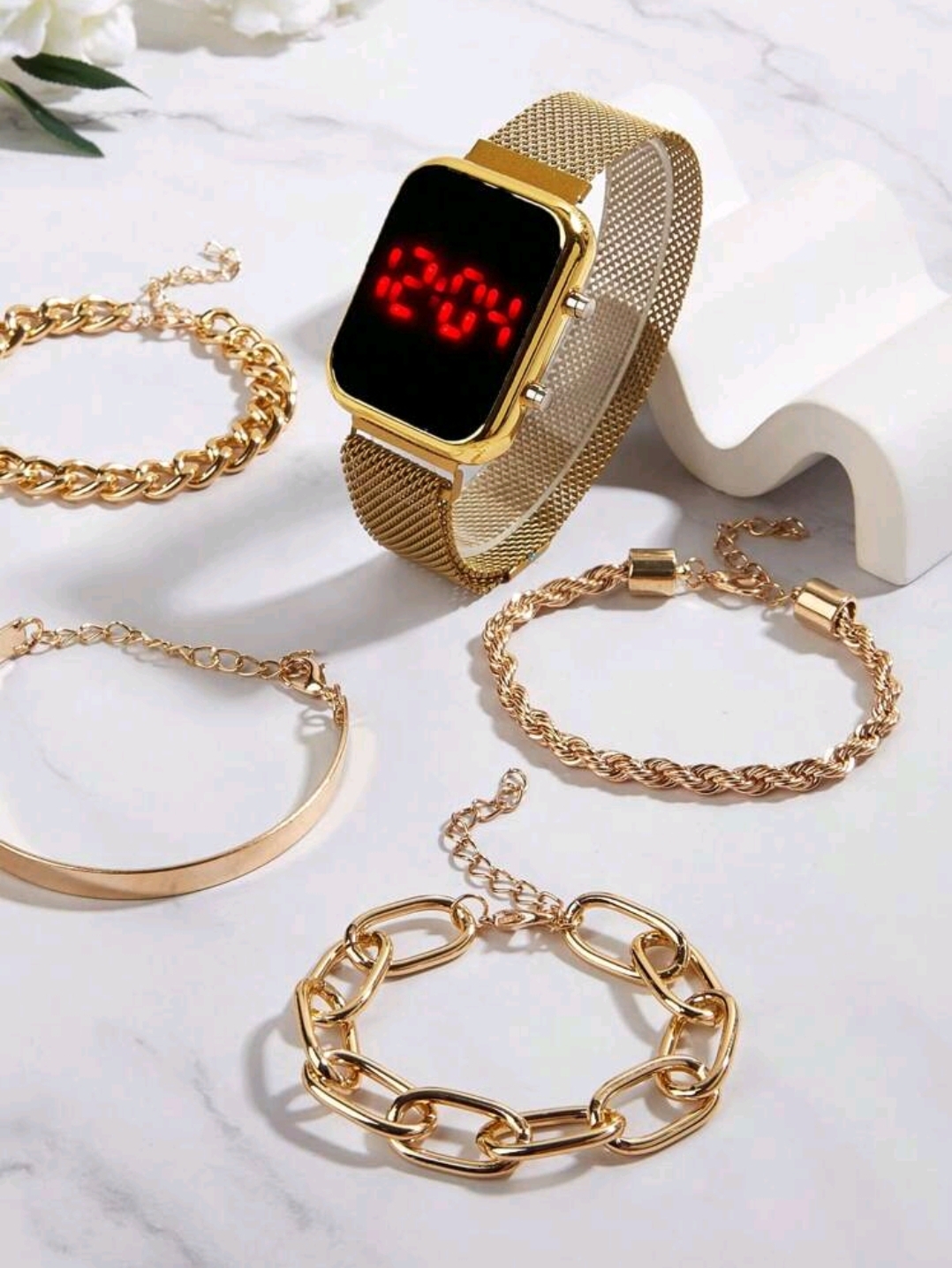 RELOJ DIGITAL COLOR ORO CON CUATRO PULSERAS ORO R5 